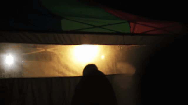 포장마차 앞에 있는 사람의 실루엣