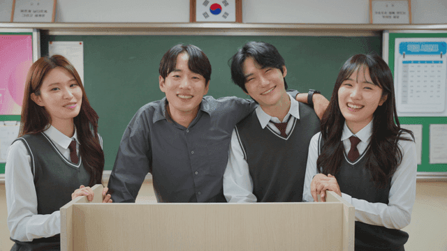 교실에서 웃고 있는 학생들과 선생님