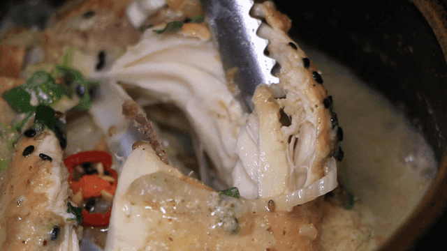 뚝배기에서 끓고있는 삼계탕