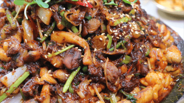 야채와 내장이 볶아진 매콤한 돌판 대구찜