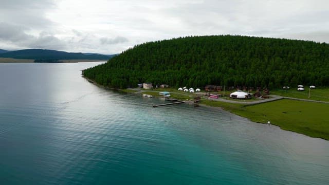 푸른 숲과 호숫가 마을