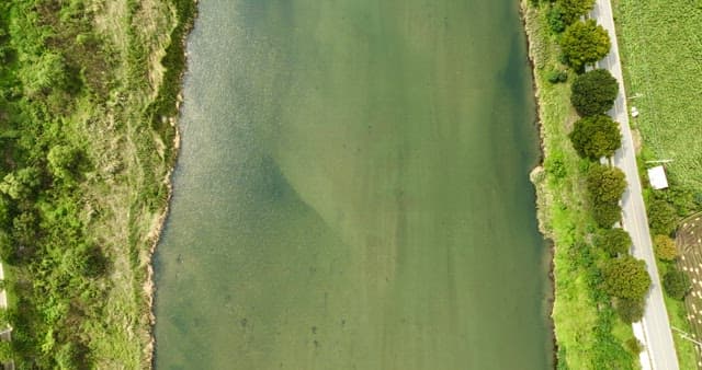 콘크리트 방파제에 부딪히는 파도