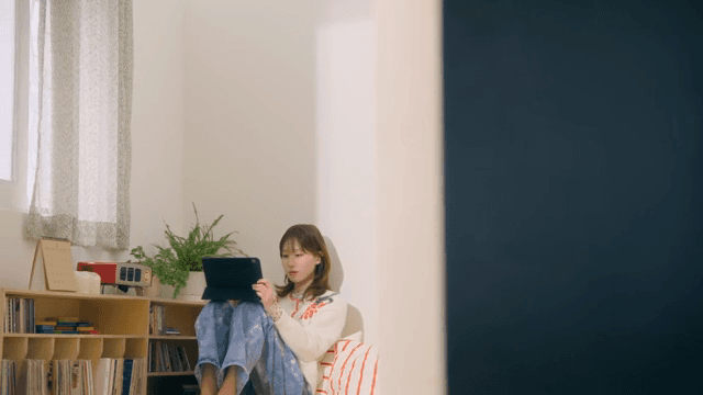 아늑한 방에서 태블릿을 사용하는 여성