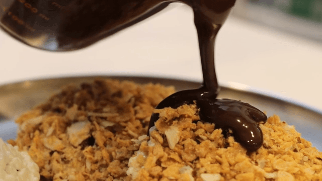 디저트 위에 초콜릿을 붓는 장면