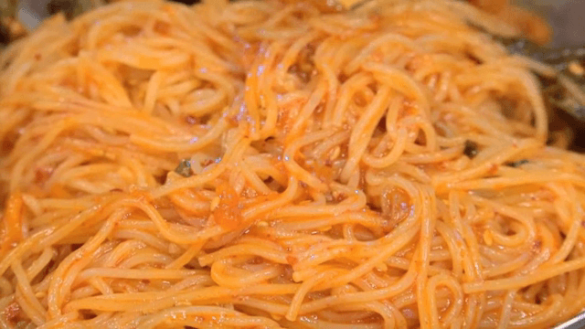그릇에서 비벼지는 비빔국수