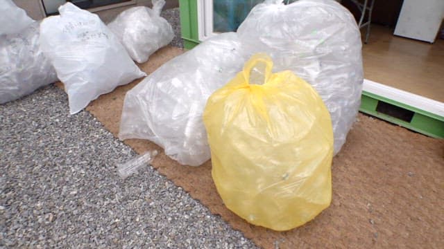 플라스틱 재활용 쓰레기들이 담긴 비닐