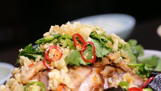 마늘과 고추를 곁들인 오향장육