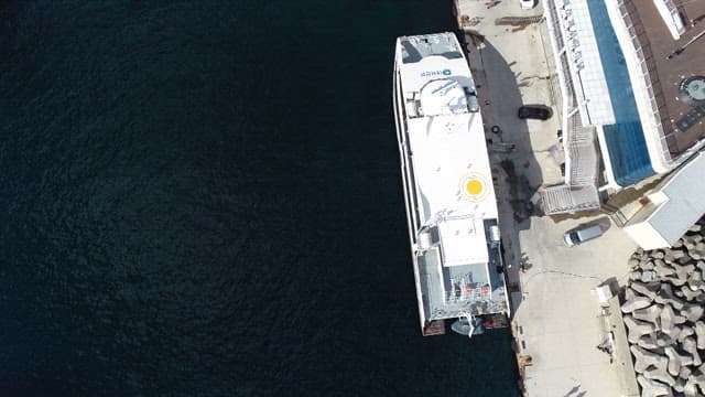 해안마을의 선착장과 정박 중인 배