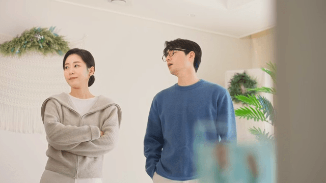 벽 뒤에서 아이의 시선으로 바라보는 부모님의 싸움