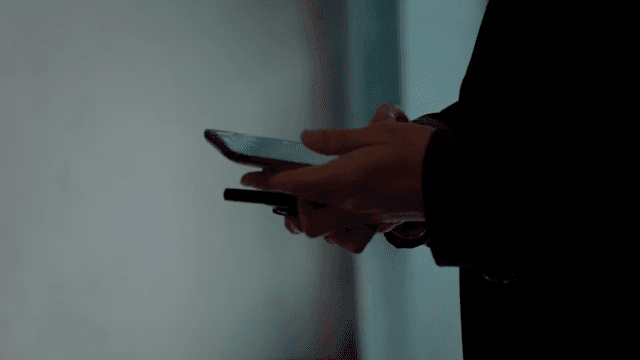 실내에서 스마트폰을 사용하는 사람