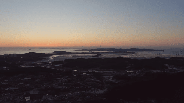 해안 마을과 바다 위의 일몰