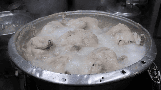 큰 냄비에서 끓고 있는 닭들