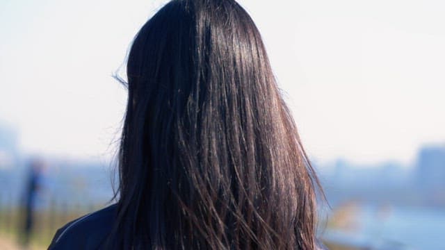 야외에서 머리를 묶는 여성