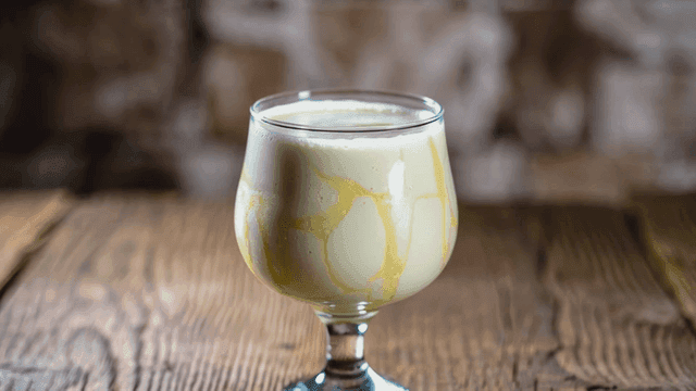 나무 테이블 위의 크림 피나 콜라다 칵테일