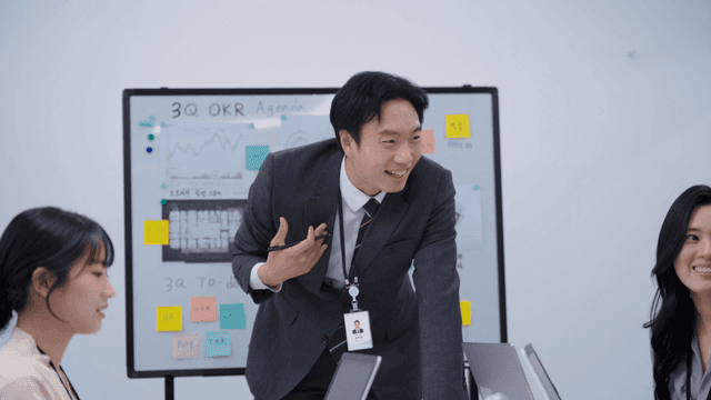 동료들과 회의 중인 사무실