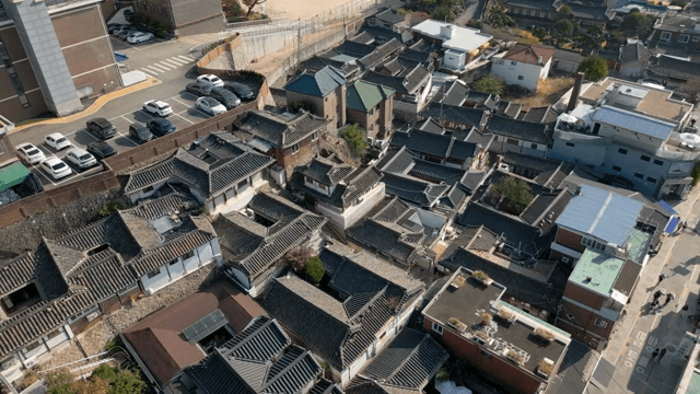 주택 지역 속 전통 한옥