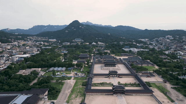 역사적인 궁전과 도시 풍경의 항공 뷰