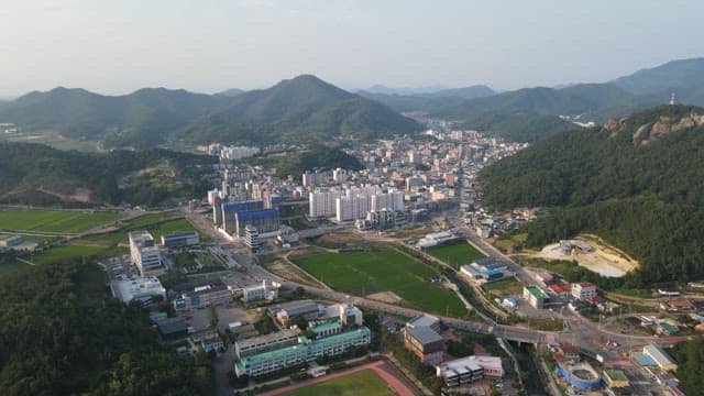푸른 산으로 둘러싸인 도시