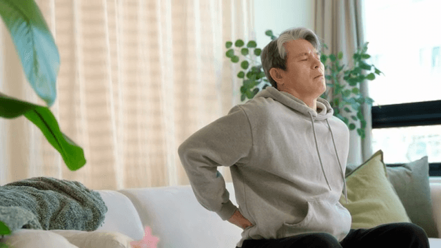 허리 통증으로 고통받는 남성