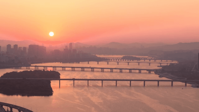 다리와 강이 있는 도시의 일몰
