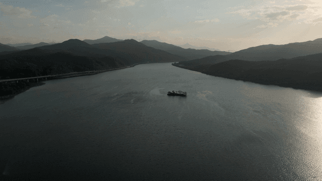 산 사이로 흐르는 넓은 강