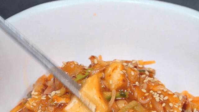 비빔국수에 있는 김치 한조각