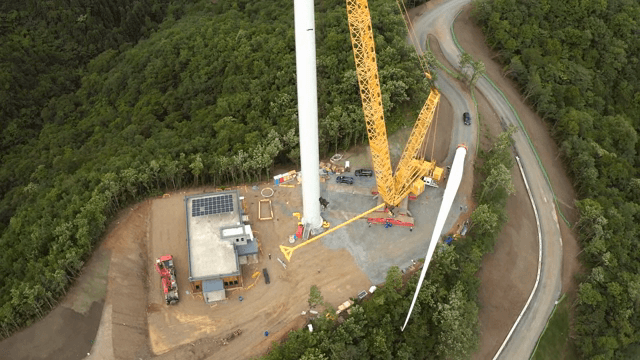 숲 속의 풍력 터빈 건설 현장