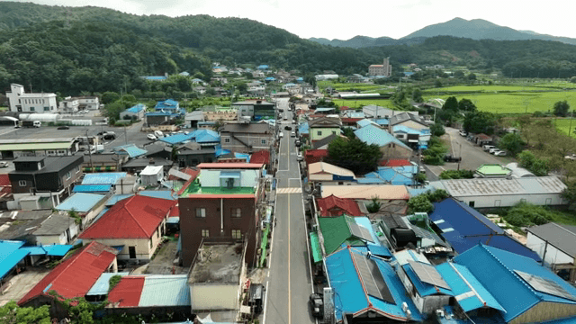 산으로 둘러싸인 다채로운 마을