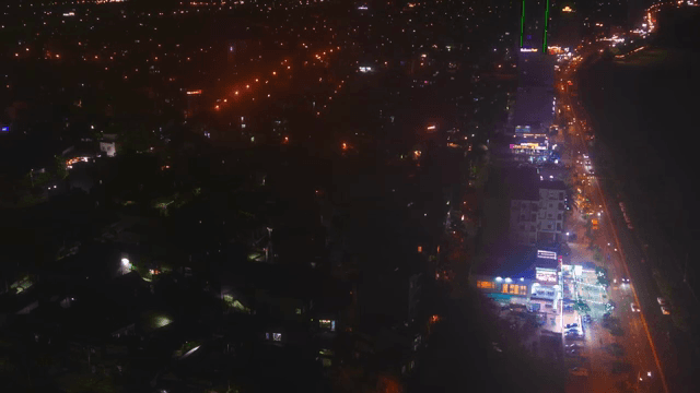 밤에 불빛이 비추는 활기찬 도시 거리