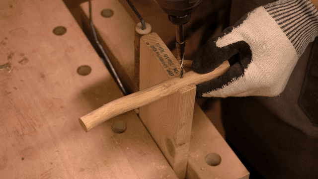 나무 조각품들을 드릴로 연결하는 목공예가