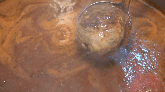 진한 토마토 소스에서 끓는 미트볼