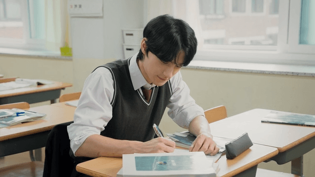 교실에서 공부하는 학생