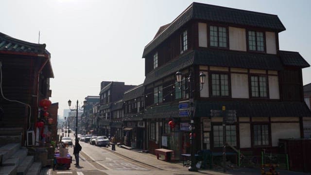 전통적인 아시아 거리의 고요한 아침