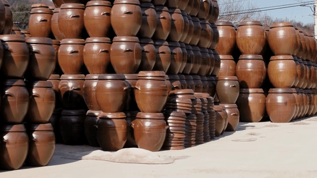 야외에 놓인 전통 한국 항아리