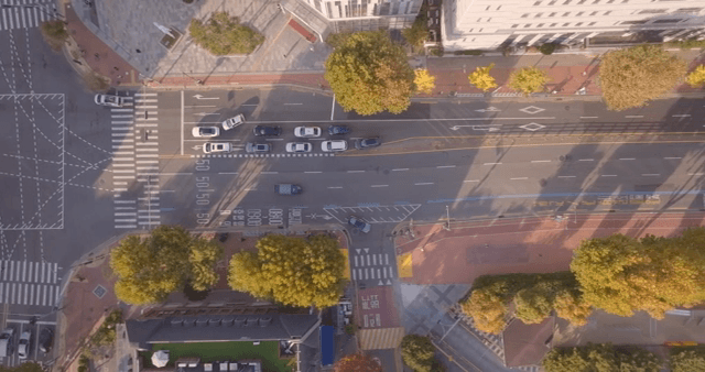 번화한 도시 교차로의 항공 뷰