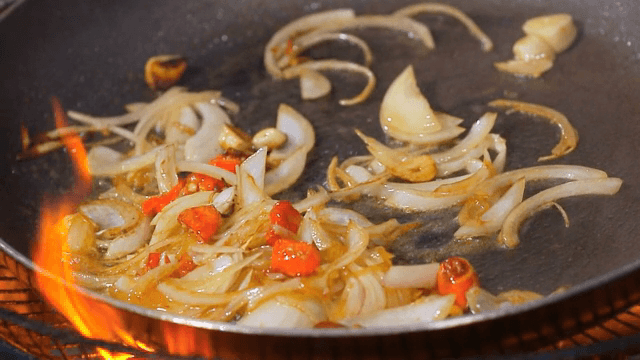 팬에서 마늘, 고추, 양파 볶기