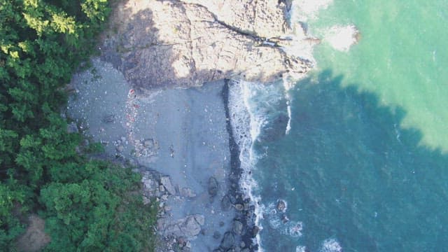 파도가 치는 바위 해안선