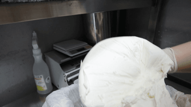 주방에서 준비되는 그릭 요거트