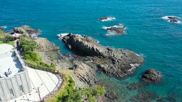 주상절리가 보이는 화창한 날의 바위해안