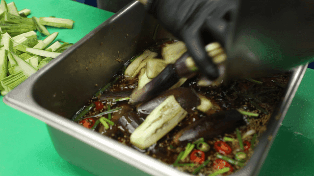 트레이에 담긴 오이가지 냉국