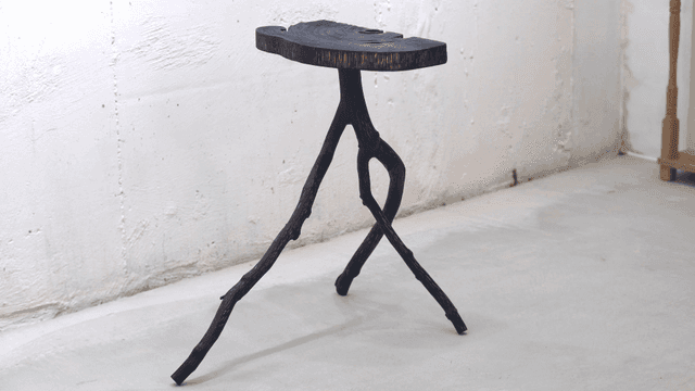 독특한 디자인의 나무 스툴