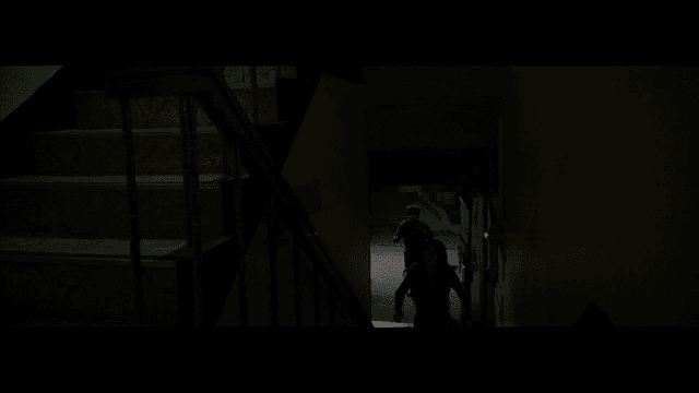 어두운 복도로 들어가는 사람들