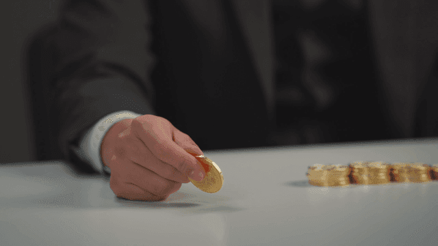 테이블에서 비트코인을 들고 있는 사람