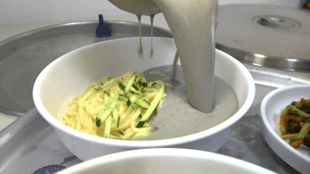 콩물이 부어지는 콩국수