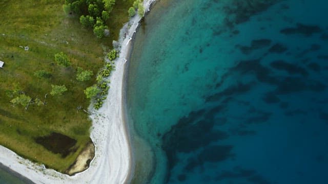 녹색 풍경과 호수