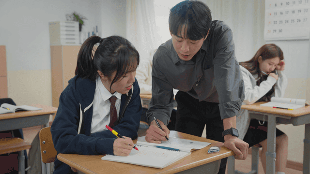 학생의 질문에 자세히 답해주는 선생님