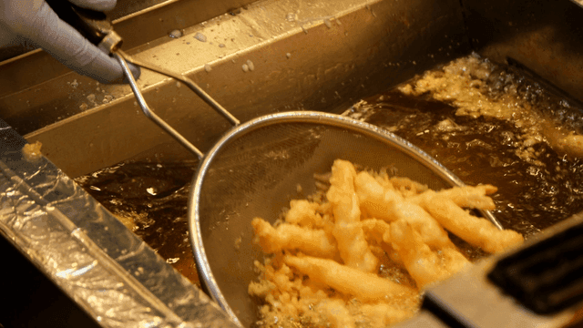 Deep-fried squid in hot oil