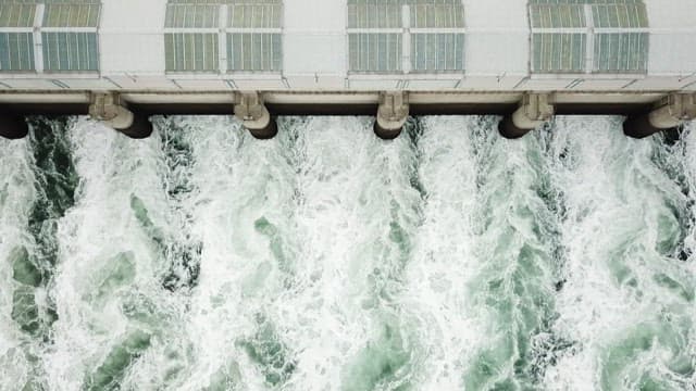 물이 세차게 쏟아지는 댐