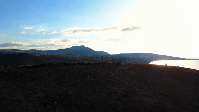 햇빛이 내리는 바다 옆 언덕