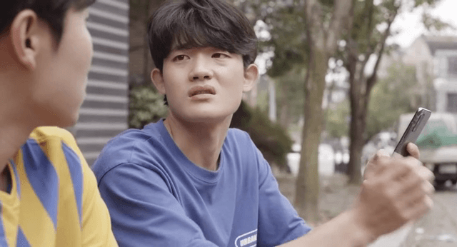 친구에게 짜증을 부리는 남성